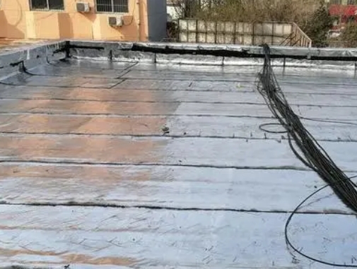 漳平卫生间漏水维修公司分享下漳平屋面楼顶防水刚性防水层施工要点。